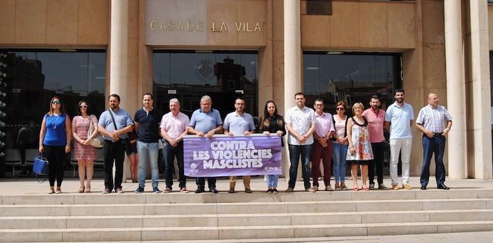 La corporació guarda tres minuts de silenci per l’assassinat a Benicàssim