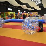 Una obra de titelles i el simulacre de les campanades amb grillons de taronja posen el punt i final a Nadalàndia