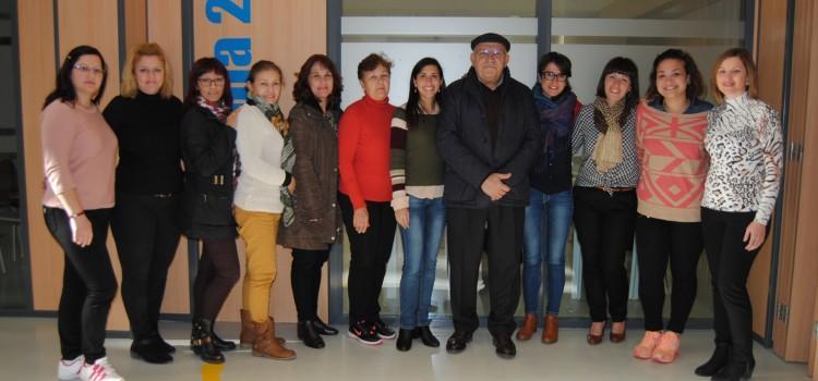 Una trentena d’alumnes recullen el seu diploma del curs de valencià per a nouvinguts