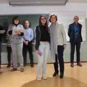 Royo lliura els diplomes als alumnes que han participat en la prova de matemàtiques Canguret