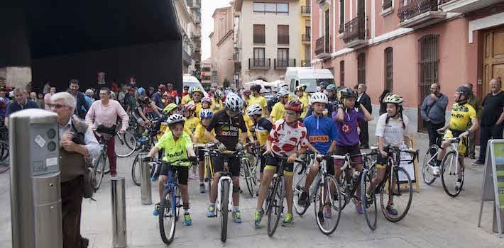 Un passeig amb els equips participants dóna pas a la presentació Gran Premi de Ciclisme 