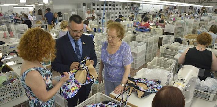 Benlloch destaca Dolores Cortés com a exemple d’empresa capdavantera en la visita a les instal·lacions 