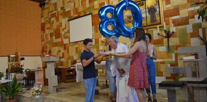 Mossén Guillermo celebra el seu 80 aniversari entre familiars i parroquians i sorpresa inclosa