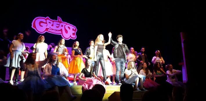 La Consolació estrena ‘Grease’ entre brillantina, ovacions i gran èxits musicals