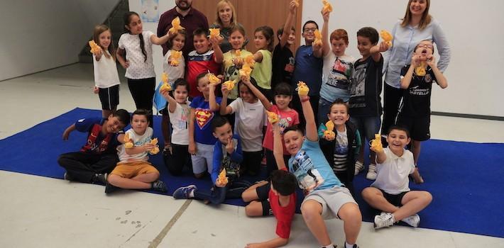 600 xiquets i xiquetes d’onze col·legis participen en tallers didàctics a l’Espai Jove sobre el 9 d’octubre i sant Donís 