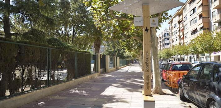 Un tòtem a l’Avinguda Francesc Tàrrega que aprofita l’energia de l’aigua permetrà recarregar fins a nou dispositius