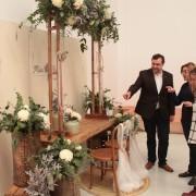 Ochando supervisa el muntatge de la primera fira de bodes i comunions amb 24 comerços locals