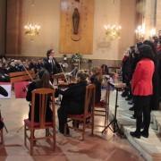 Les veus de les agrupacions locals omplin la basílica de Sant Pasqual en la XXV Trobada de cors de Nadal