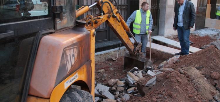 Les obres del carrer del Crist de la Penitència, que farà una empresa local, amplien l’espai dels vianants