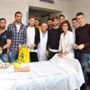 La plantilla del Villarreal visita als xiquets i xiquetes ingressats en l’Hospital General i en la Plana