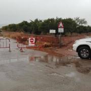 S’atasca un vehicle en un toll d’aigua al Sedeny Nou amb barranc de Ràtils i s’obri el pas del carrer Furs de València