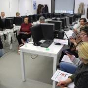 Un grup d’usuaris de teràpies cognitives aprenen a utilitzar l’App municipal a la BUC