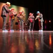 Els escolars gaudeixen del concert pedagògic ‘Metàl·lics’, del quintet Spanhis Brass Luur Metalls