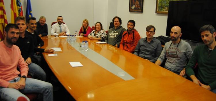 L’Ajuntament reuneix ciclistes i atletes per a abordar la creació d’una pista per a practicar ambdues especialitats