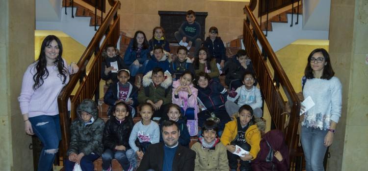 Prop de 150 escolars del col·legi de Concepció Arenal coneixen l’Ajuntament