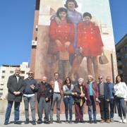 La familia Rius propietària de la fotografia ‘La mare’ visita el mural on està retratada