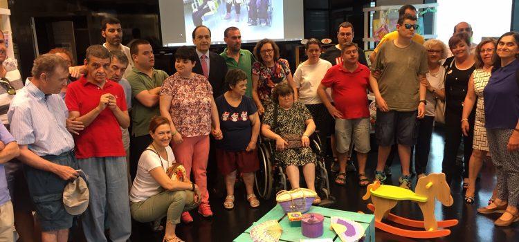 Els usuaris del Centre Ocupacional venen les seues creacions exposades en una mostra a El Corte Inglés