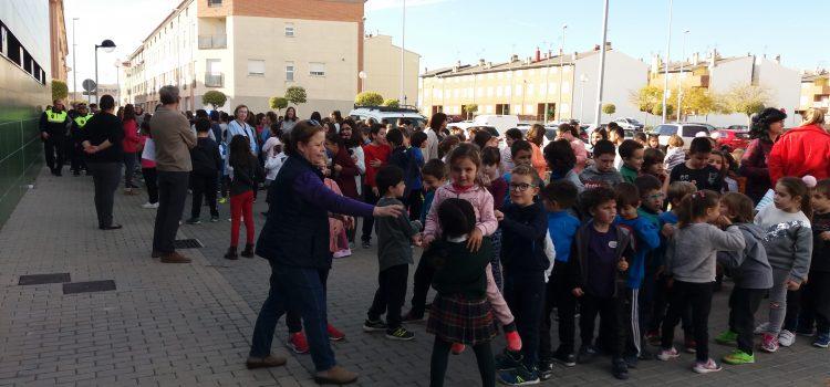 Protecció Civil ensenya a escolars i professors a actuar en situacions d’emergència