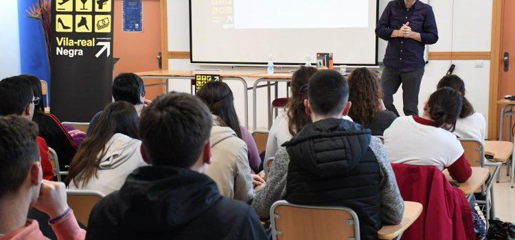 Arranca la primera sessió del Cicle de literatura negra per a joves amb Vicent Usó