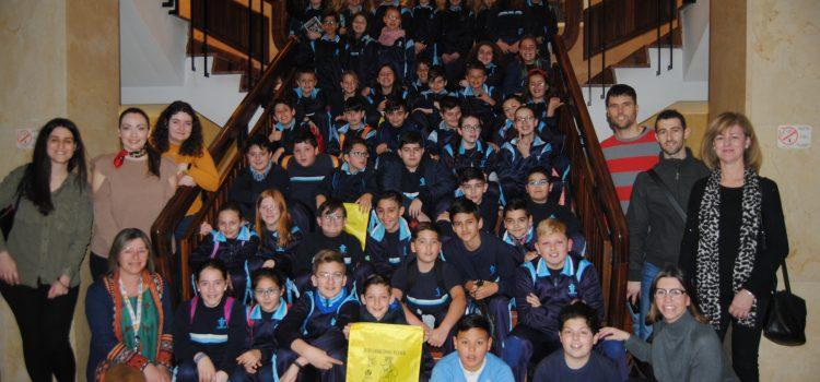 Un centenar d’alumnes dels col·legis Fundació Flors i Cervantes participen en les visites guiades a l’Ajuntament