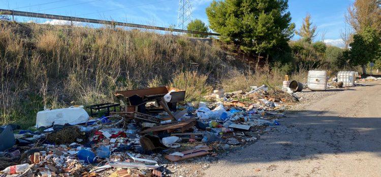 Més vigilància i informació sobre les sancions per a posar fi als abocadors il·legals en el terme municipal