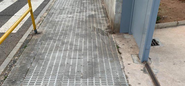 Cs proposa ampliar les voreres i instal·lar bandes sonores en els accessos als col·legis