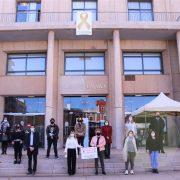La ciutat reivindica més conscienciació i atenció del cáncer infantil amb un llaç daurat