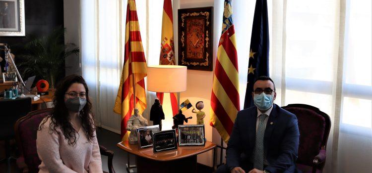 L’alcalde dona l’enhorabona a Cristina Pesudo, nova presidenta del Rosari