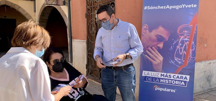 Veïns de Vila-real mostren el seu malestar pel “tasazo de la llum” en la taula del PP