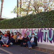 Els i les alumnes del col·legi La Panderola pinten un dels murals exteriors del centre