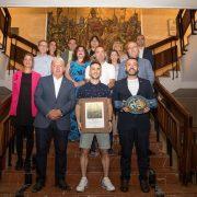 El boxejador Jairo Noriega és rebut a l’ajuntament per la corporació municipal