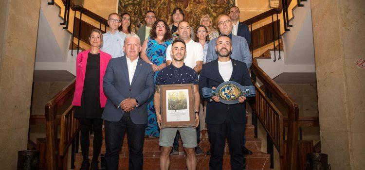 El boxejador Jairo Noriega és rebut a l’ajuntament per la corporació municipal
