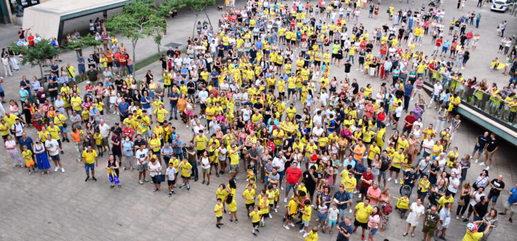 Els veïns de Vila-real acullen al Villarreal B amb una gran recepció en la plaça de l’Ajuntament