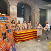 Cues i expectació entre els veïns per fer-se amb un programa de festes al Gran Casino