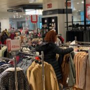 El bon clima obliga als comerços de Vila-real a vendre abrics a preus de rebaixa