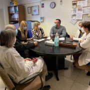 Benlloch es reuneix amb l’equip de l’hospital de dia per explicar el projecte del nou centre de salut mental