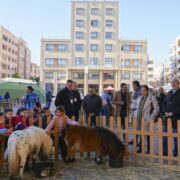 600 xiquets i xiquetes han visitat la granja escola medieval a la plaça Major