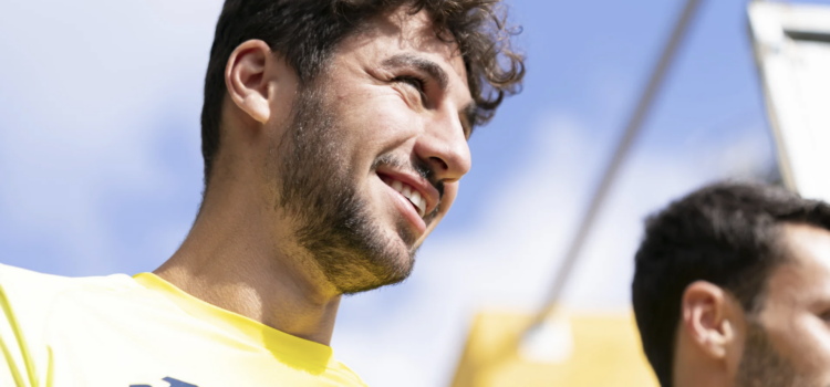 Coneix millor a Santi Comesaña