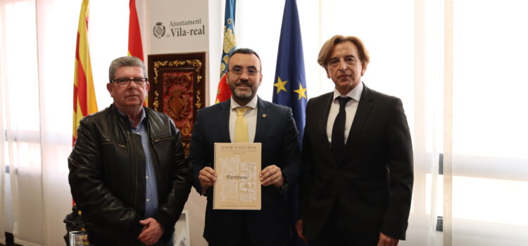 L’alcalde rep la partitura de l’himne del 750é aniversari de la fundació de Vila-real