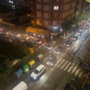 Els bombers revisen un tram de carrer inundat a Vila-real després de les intenses pluges de la nit