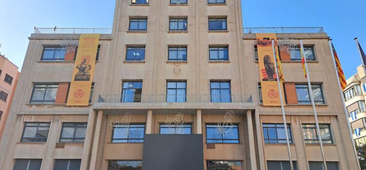 L’Ajuntament de Vila-real retira la bastida de seguretat de la Casa Consistorial després de les reparacions