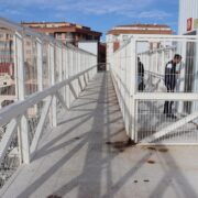 Reparació de la passarel·la elevada de l’estació de tren per part de Serveis Públics