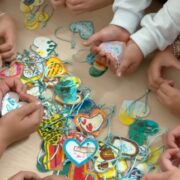 Els alumnes de Vila-real mostren el seu suport als afectats per la DANA amb clauers plens d’esperança