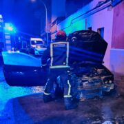 Un incendi a Vila-real afecta a tres vehicles estacionats