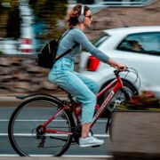 No es permet circular amb auriculars o cascos