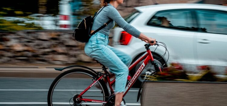 No es permet circular amb auriculars o cascos