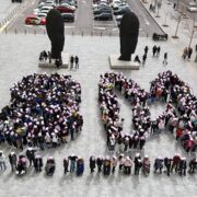 Un 8M gegant a la plaça de la Ceràmica uneix joves i majors en una reivindicació per la igualtat