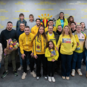 Els jugadors del Villarreal CF compartixen una vesprada amb les penyes Guerreres Groguetes i Chequia Groga