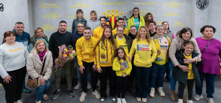 Els jugadors del Villarreal CF compartixen una vesprada amb les penyes Guerreres Groguetes i Chequia Groga