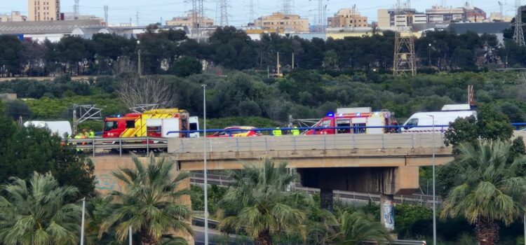 Els bombers intervenen en un accident de cotxe a Vila-real